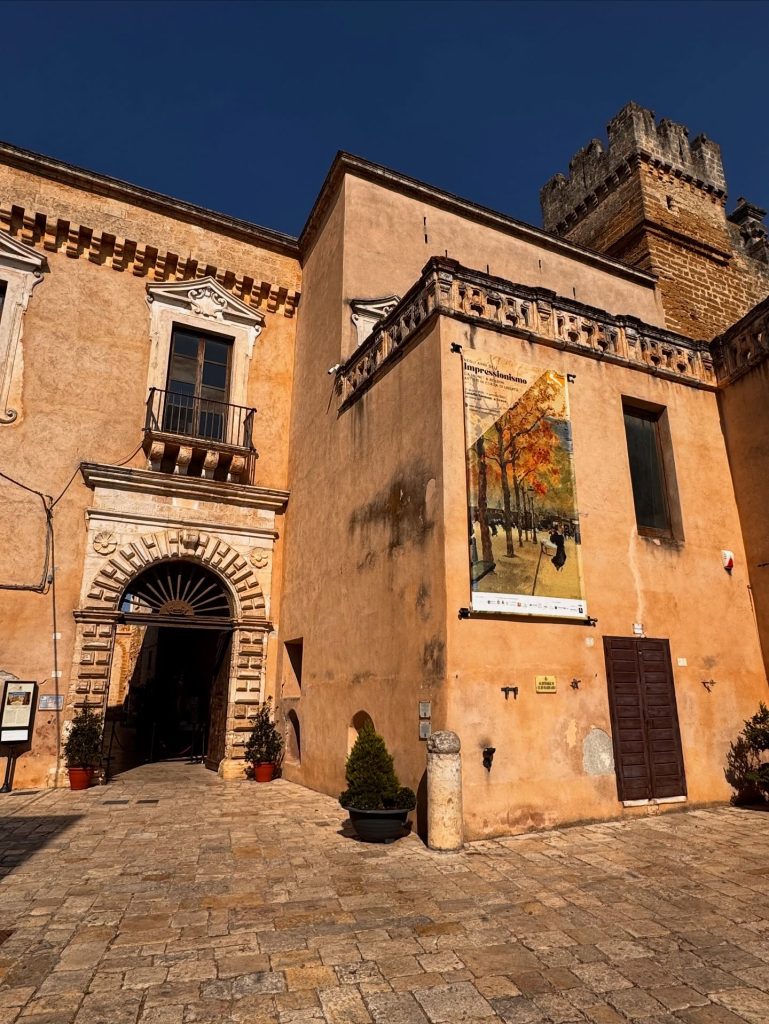 Vista esterna dell'ingresso del Castello Normanno Svevo di Mesagne, sede dell'Info Point